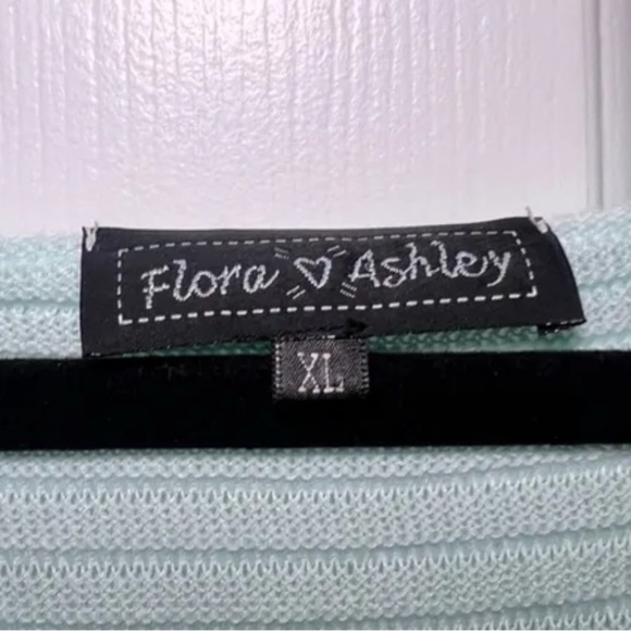 Flora Ashley @ Nordstrom - Sea foam Mint Green V-Neck Lightweight Spring Sweater - Picture 3 of 3